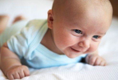 Qu'est-ce qu'un bébé devrait pouvoir faire à 3 mois? 