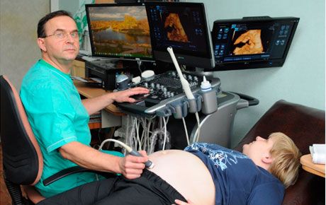 Obstétricien-gynécologue, docteur en diagnostic par ultrasons de la catégorie la plus élevée, Yavorsky Yuri Tsezarevich, médecin avec une expérience de travail de 32 ans