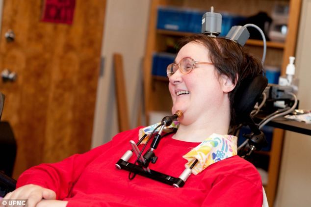 Une femme paralysée contrôle une main artificielle à l'aide de la pensée